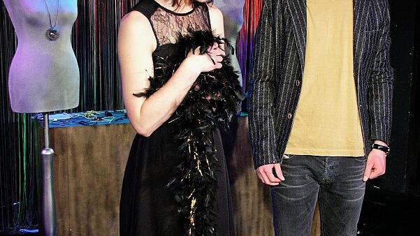 Angelina Gerhardt als Holly Glightly (links) und Benedict Friederich als Fred.