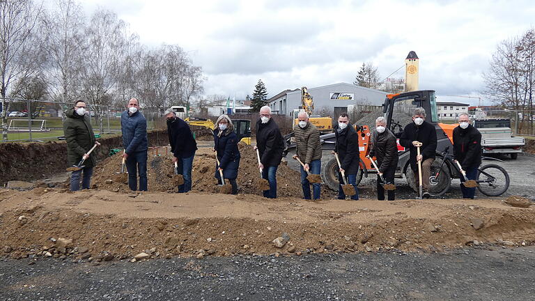 Beim offiziellen Spatenstich für die neue Turnhalle (von links): Stadtrat Ilker Özalp, Dritter Bürgermeister Berthold Albert, Peter Kuhn (Geschäftsführer Baur Consult), Annette Achilles (Technische Geschäftsführerin der Waldorfschule Haßfurt), Bürgermeister Günther Werner, Harald Göb (Vorstand Liegenschaften des TV Haßfurt), Stadtrat Felix Zösch, Mafred Finster (zuletzt Vorsitzender des Sportausschusses), Werner Weipert (Weipert Bau, Maßbach) und Bernhard Leuner (Städtisches Bauamt). Beim offiziellen Spatenstich für die neue Turnhalle (von links): Stadtrat Ilker Özalp, Dritter Bürgermeister Berthold Albert, Peter Kuhn (Geschäftsführer Baur Consult), Annette Achilles (Technische Geschäftsführerin der Waldorfschule Haßfurt), Bürgermeister Günther Werner, Harald Göb (Vorstand Liegenschaften des TV Haßfurt), Stadtrat Felix Zösch, Mafred Finster (zuletzt Vorsitzender des Sportausschusses), Werner Weipert (Weipert Bau, Maßbach) und Bernhard Leuner (Städtisches Bauamt).