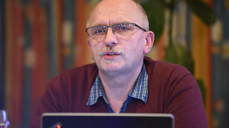 Skeptischer Blick: Der Schweinfurter Kreis-Spielleiter Gottfried Bindrim macht eine besorgniserregende Entwicklung bei den Meldezahlen aus. Skeptischer Blick: Der Schweinfurter Kreis-Spielleiter Gottfried Bindrim macht eine besorgniserregende Entwicklung bei den Meldezahlen aus.