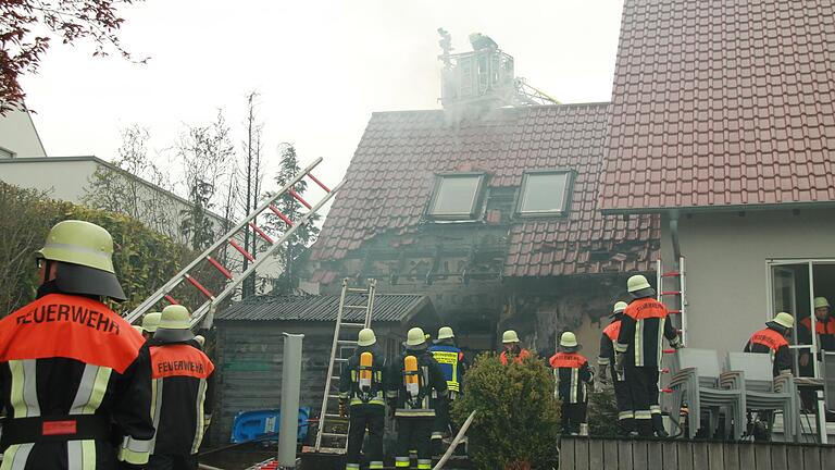 In Heßlar brannte der Dachstuhl einer Garage. Die Feuerwehren konnten den Brand schnell löschen. In Heßlar brannte der Dachstuhl einer Garage. Die Feuerwehren konnten den Brand schnell löschen.