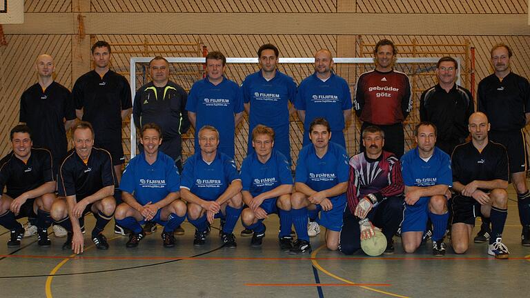 Auch mit den Alten Herren des TV Helmstadt besonders in der Halle erfolgreich: Hans-Peter Gerhard (vorne, Zweiter von links). Auch mit den Alten Herren des TV Helmstadt besonders in der Halle erfolgreich: Hans-Peter Gerhard (vorne, Zweiter von links).