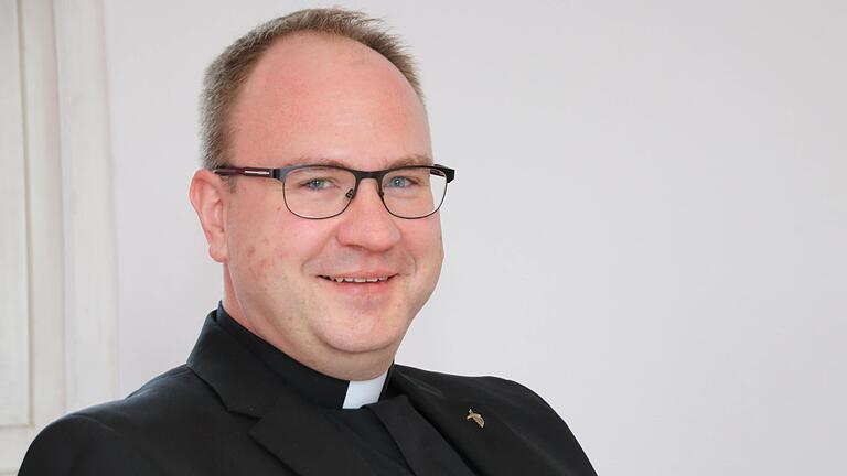 Der katholische Priester und Pfarrer Andreas Hartung (41) stammt aus Rechtenbach (Lkr. Main-Spessart) und tritt zum 1.Februar seine neue Stelle als Teampfarrer im Pastoralen Raum St. Benedikt an.