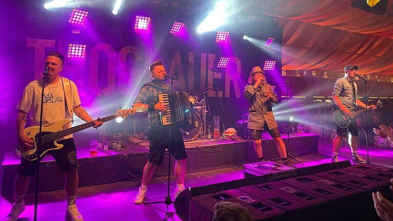 Die Troglauer Buam haben am Dienstagabend auf der Spessartfestwoche für gute Stimmung im Festzelt gesorgt - und für Schweißperlen bei den Besuchern.&nbsp;