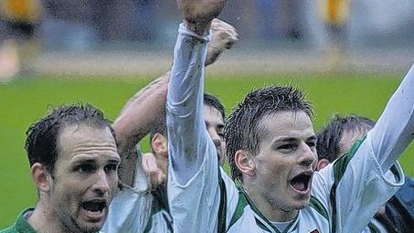 So wollen sie auch am Freitag Abend feiern: Schweinfurts Kapitän Benjamin Demel (links) ist überzeugt, gemeinsam mit Teamkamerad Steffen Konrad und dem Rest den Klassenerhalt zu schaffen.WETTERICH So wollen sie auch am Freitag Abend feiern: Schweinfurts Kapitän Benjamin Demel (links) ist überzeugt, gemeinsam mit Teamkamerad Steffen Konrad und dem Rest den Klassenerhalt zu schaffen.WETTERICH