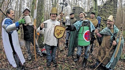 Schräge Typen: Wenn sich die Ritter vom Blauen Turm bei ihrem Wahrzeichen an der Gemarkungsgrenze von Thüngen und Stetten treffen, ist die &bdquo;Historical Correctness&ldquo; hinsichtlich der Ausstattung ganz gewiss kein Thema. Vielmehr ist hier Fröhlichkeit Trumpf.