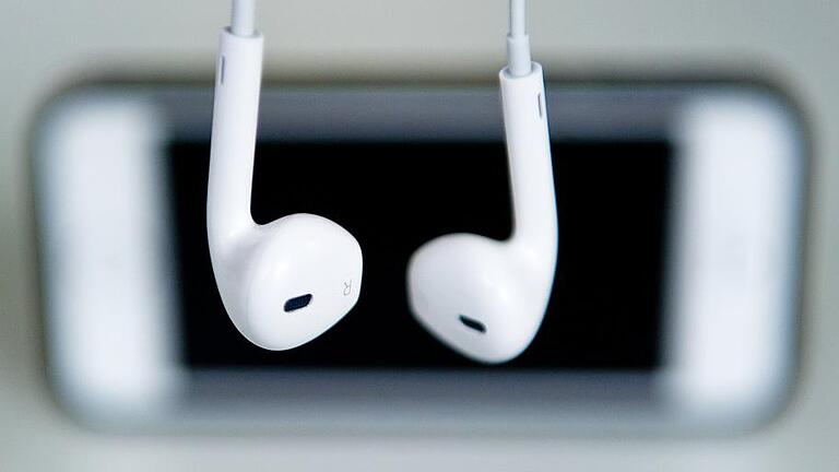 Apple Musikstreaming - Musik im Ohr: Apple hat sich mit kleineren Firmen auf Lizenzgebühren bei seinem Streaming-Dienst geeinigt.Daniel Bockwoldt, dpa Apple Musikstreaming - Musik im Ohr: Apple hat sich mit kleineren Firmen auf Lizenzgebühren bei seinem Streaming-Dienst geeinigt.Daniel Bockwoldt, dpa