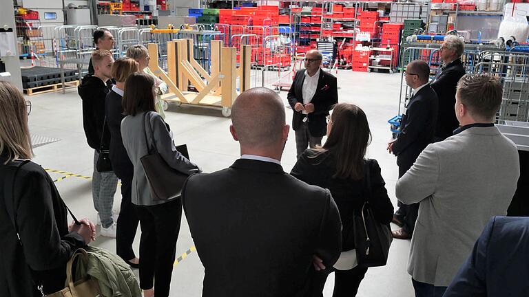 Firmengründer und Inhaber Farroch Radjeh (Mitte, hinten) zeigte den Anwesenden in seinem zentralen Lager in Klingholz auch die aufwendige Logistik, die hinter einem Event- und Messe-Catering steht.