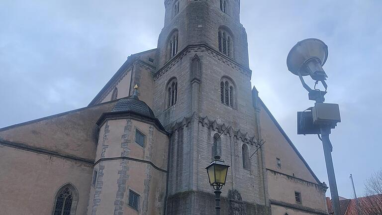 Schon lange sind die Strahler an der Stadtpfarrkirche aus, ebenso an der Zehntscheune und am Oberen Tor. Bald sollen die drei Denkmäler an den Wochenenden und zu besonderen Anlässen wieder angestrahlt werden.       -  Schon lange sind die Strahler an der Stadtpfarrkirche aus, ebenso an der Zehntscheune und am Oberen Tor. Bald sollen die drei Denkmäler an den Wochenenden und zu besonderen Anlässen wieder angestrahlt werden.