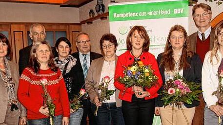 Der neue Vorstand der Landfrauen präsentiert sich mit (vorne, von links) Bezirksbäuerin Astrid Baum, Karin Zinser-Mühlfelder, Melanie Meier, Doris Hornung, Kreisbäuerin Cäcilie Werner, Stellvertreterin Petra Grimmer und Silke Schwarz sowie (hinten, von links) BBV-Direktor Dr. Wilhelm Böhmer, BBV-Geschäftsführer Manfred Kraus und stv. BBV-Kreisobmann Christian Freiherr Truchseß von Wetzhausen.