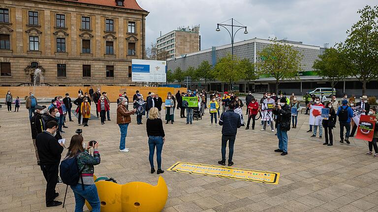 Eine der Aktionen des Vereins 'Freunde von Schweinfurt ist bunt' war am 1. Mai die Kundgebung gegen Rechts auf dem Schillerplatz.