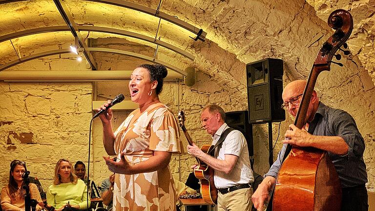 Sängerin Michelle Walker, Jazzgitarrist Michael Arlt und Rudi Engel mit dem Kontrabass widmeten den Konzertabend der souligen Stilrichtung des Jazz. - Sängerin Michelle Walker, Jazzgitarrist Michael Arlt und Rudi Engel mit dem Kontrabass widmeten den Konzertabend der souligen Stilrichtung des Jazz. Sängerin Michelle Walker, Jazzgitarrist Michael Arlt und Rudi Engel mit dem Kontrabass widmeten den Konzertabend der souligen Stilrichtung des Jazz. - Sängerin Michelle Walker, Jazzgitarrist Michael Arlt und Rudi Engel mit dem Kontrabass widmeten den Konzertabend der souligen Stilrichtung des Jazz.