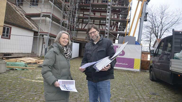 Woche für Woche treffen sich Bürgemeisterin Kerstin Deckenbrock und Architekt Johannes Hettiger zu einem Erfahrungsaustausch am Schloss Homburg. Woche für Woche treffen sich Bürgemeisterin Kerstin Deckenbrock und Architekt Johannes Hettiger zu einem Erfahrungsaustausch am Schloss Homburg.