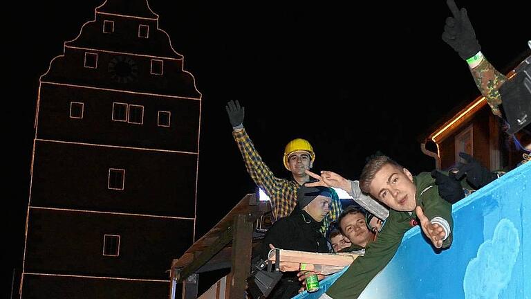 Vor der Silhouette des Hohntores: Die Narren hatten beim Nachtumzug die Altstadt im Griff.