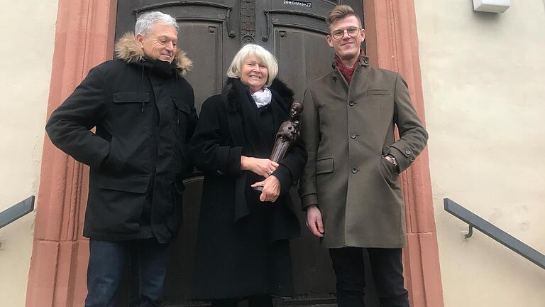 Kirchenpfleger Dieter Ofenhitzer, Elisabeth Rost (Frauenbund) mit der Ebenholzmadonna aus Tansania und Pastoralreferent Martin Drzizga. Kirchenpfleger Dieter Ofenhitzer, Elisabeth Rost (Frauenbund) mit der Ebenholzmadonna aus Tansania und Pastoralreferent Martin Drzizga.
