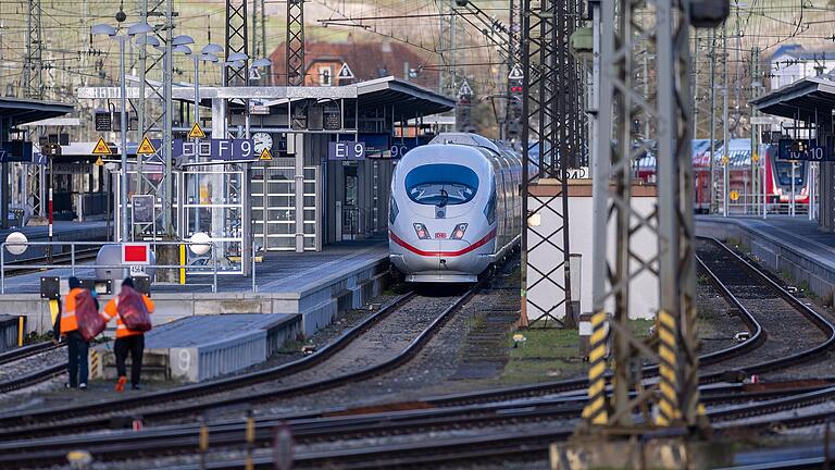 Symbolbild: Am Montagabend kam es am Hauptbahnhof in Würzburg zu zahlreichen Zugausfällen und Verspätungen.