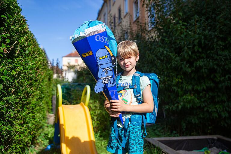 Zwischen Rutsche und Schultüte. Oskar ist sich noch skeptisch, ob der Kindergarten oder die Schule mehr Spaß machen wird. Zwischen Rutsche und Schultüte. Oskar ist sich noch skeptisch, ob der Kindergarten oder die Schule mehr Spaß machen wird. 
