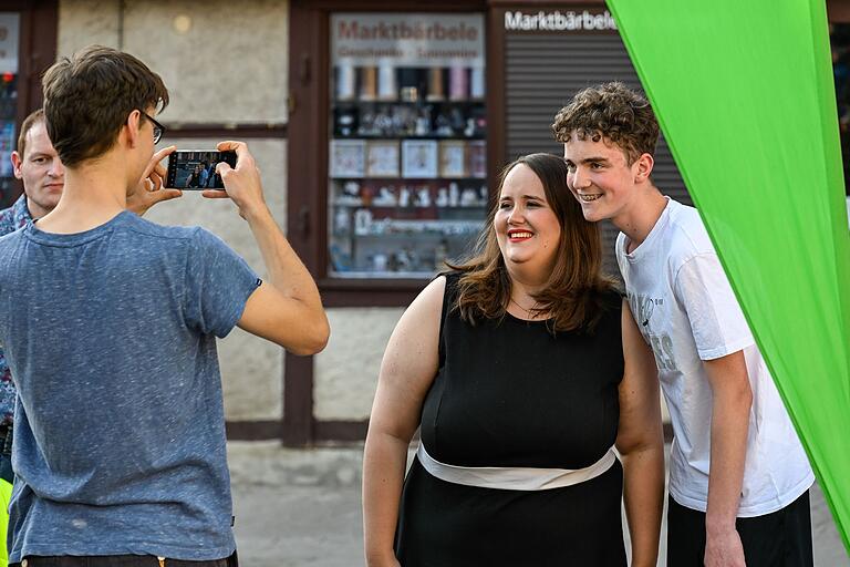 Zeit für ein paar Selfies mit Ricarda Lang war in Würzburg auch. Zeit für ein paar Selfies mit Ricarda Lang war in Würzburg auch.