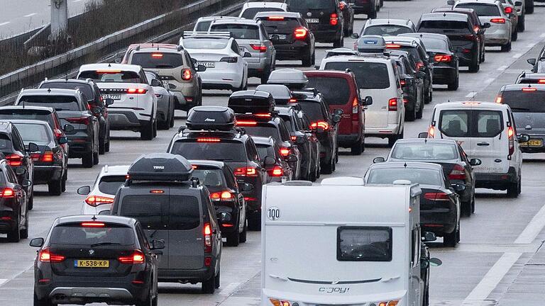 Stau auf der Autobahn bei Gruibingen in Baden-Württemberg (Symbolbild). Auch die Abtswinder Bayernliga-Fußballer gerieten bei ihrer Fahrt zum Auswärtsspiel in Cham in einen Stau und verspäteten sich mit ihrer Ankunft am Sportgelände.