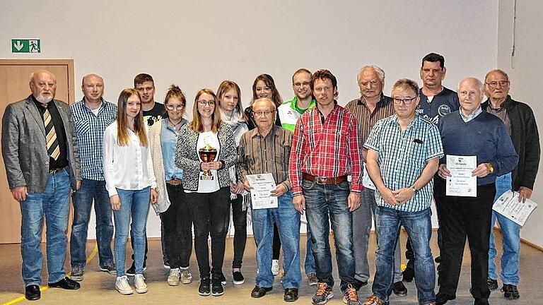 Ehrungen beim SV Schraudenbach: Unser Bild zeigt die für 70-, 60- , 50-, 40- und 25 Jahre Vereinstreue ausgezeichneten Mitglieder sowie die Deutschen Meister der U19 im Korbball mit den Vorsitzenden (von links) Ewald Öftring, Dieter Rumpel und Moritz Rumpel.