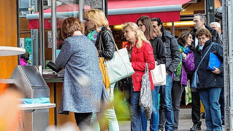 Lange Schlange vor dem Stand: Die &bdquo;Geknickte mit oder ohne&ldquo; ist noch immer sehr beliebt.