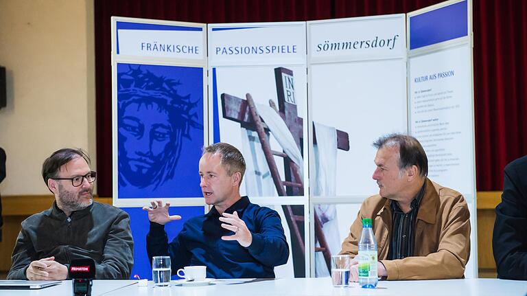 Stargast Billy Boyd (Mitte) wirbt persönlich in Sömmersdorf für das Herr-der-Ringe-Konzert am 20. Juli auf der Freilichtbühne. Im Bild mit Produzent Jaka Bizilj (links) und Robert König, Vorsitzender des veranstaltenden Passionsspielvereins. Stargast Billy Boyd (Mitte) wirbt persönlich in Sömmersdorf für das Herr-der-Ringe-Konzert am 20. Juli auf der Freilichtbühne. Im Bild mit Produzent Jaka Bizilj (links) und Robert König, Vorsitzender des veranstaltenden Passionsspielvereins.