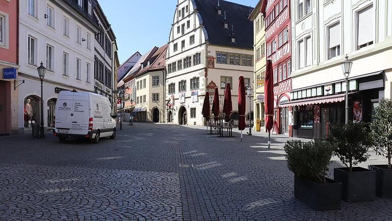 Der Kitzinger Marktplatz ist am Montag zur Mittagszeit menschenleer. Nur wenige Geschäfte sind noch geöffnet.