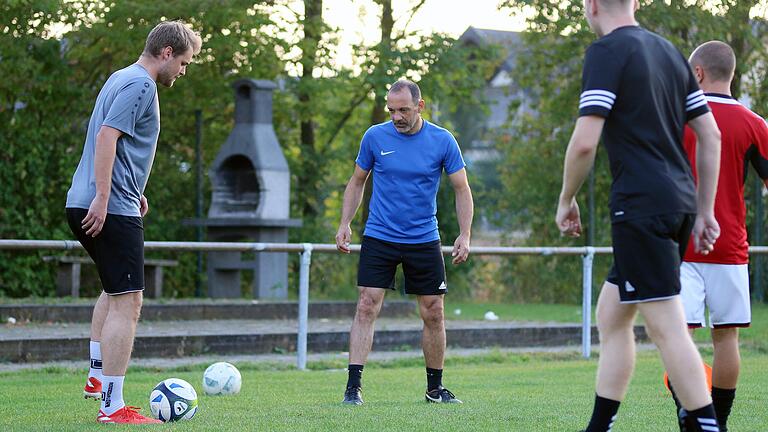 Noch immer mit Herzblut dabei: Pero Skoric (blaues Trikot), Trainer des SV Sömmersdorf/Obbach/Geldersheim.