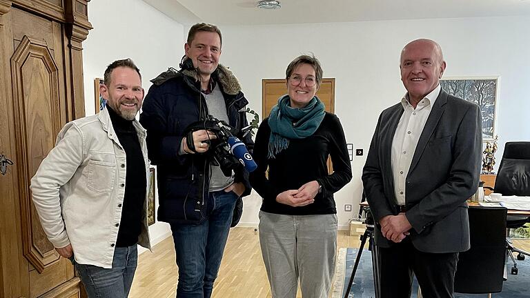 Dreharbeiten für die ARD-Tagesthemen. Das Foto zeigt (von links): Frank Helmerich (Mitglied des Helferkreises), Ralph Wege (BR-Korrespondent für die Region Main-Rhön), Sabine Rhein (Mitglied des Helferkreises) und Landrat Thomas Habermann.