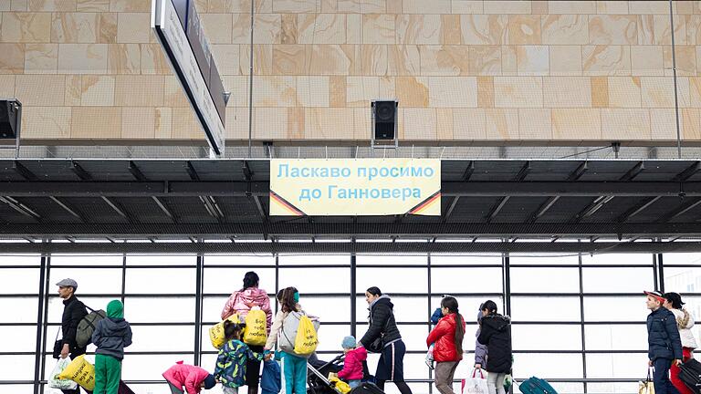 Flüchtlingsgipfel.jpeg - Aus der Ukraine geflüchtete Menschen kommen in der Unterkunft im Messebahnhof Laatzen an. Flüchtlingsgipfel.jpeg - Aus der Ukraine geflüchtete Menschen kommen in der Unterkunft im Messebahnhof Laatzen an.