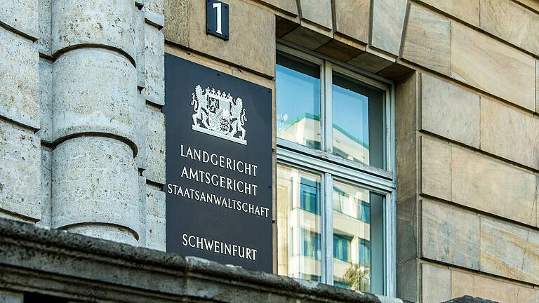 Der Prozess gegen einen Vater und seinen Stiefsohn vor dem Landgericht Schweinfurt ist zu Ende gegangen: Die Kammer sprach den 19-Jährigen frei, der 46-Jährige wurde wegen gefährlicher Körperverletzung verurteilt.