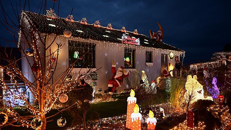 Weihnachtshaus in Ahnatal - In Ahnatal leuchten am Haus von Sascha Bärwald und Dominik Pieczko etwa 130.000 LED-Lämpchen. Weihnachtshaus in Ahnatal - In Ahnatal leuchten am Haus von Sascha Bärwald und Dominik Pieczko etwa 130.000 LED-Lämpchen.