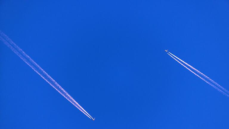 Abendlicher Flugverkehr       -  Verkehrsflugzeuge halten sich an bestimmte Luftrouten. (Archivfoto)