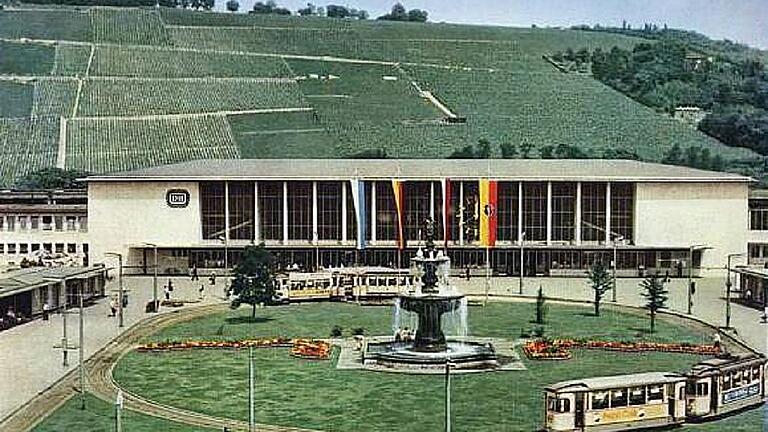 Der 1954 gebaute Bahnhof mit den Pavillons. Foto Archiv Dürrnagel