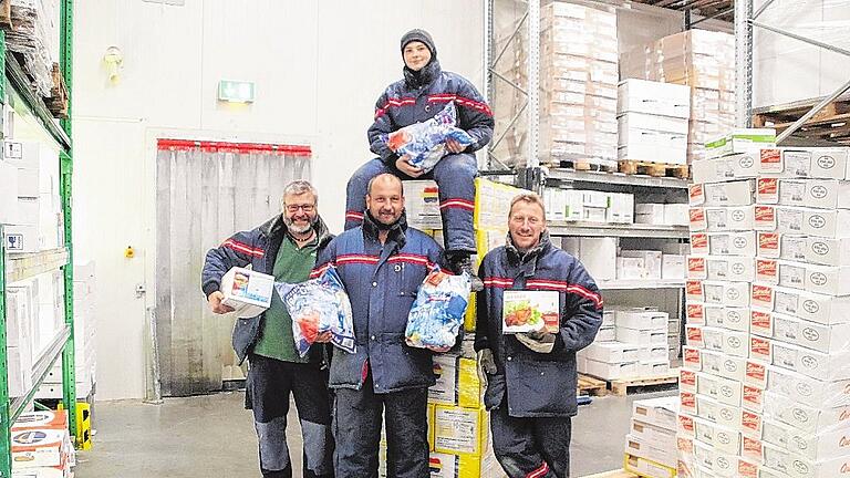 Ein kühler Ort in diesen heißen Zeiten: die Tiefkühlabteilung beim Lebensmittel-Großhandel Groma in Bad Neustadt Da brauchen (von links) Abteilungsleiter Jürgen Albert, Sven Hoch, Manfred Wehner und Andreas Ortloff (oben) sogar im Sommer dicke Klamotten.