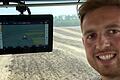 Luca Derlet im Cockpit des Traktors: Mit dem Bildschirm kann er kontrollieren, ob der Schlepper auf dem richtigen Weg ist. Der Sohn des Geschäftsführers kümmert sich auch um die Programmierung.