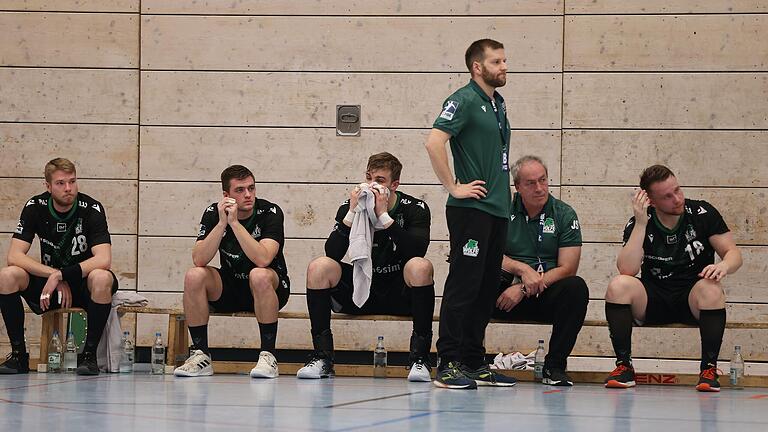 Immer das gleiche Bild: Enttäuschte Minen bei den Wölfen Würzburg um Trainer Julian Thomann (stehend), diesmal nach der Niederlage in Konstanz.