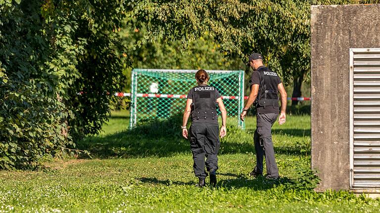 Polizisten suchen unweit des Tatortes nach Spuren. Nach dem Tod eines 14-Jährigen in Lohr am Main (Lkr. Main-Spessart) sind Entsetzen und Trauer in der 15.000-Einwohner-Stadt groß.&nbsp;