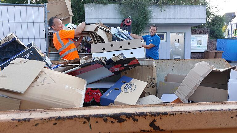 Mülltrennung auf dem Festplatz: Die Mitarbeiter des Bauhofs entsorgen Kartons, die sie zuvor an den Imbiss- und Verkaufsständen des Laurenzi-Marktes eingesammelt haben. Den Container bringen sie anschließend zum Bauhof.