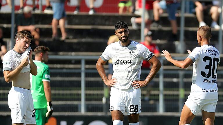 Ideenlos, ratlos, chancenlos: Die Würzburger Kickers mit (von links) Tim Kraus, Ebrahim Farahnak und Benyas Junge-Abiol hatten der SpVgg Bayreuth am Samstag nichts entgegenzusetzen.