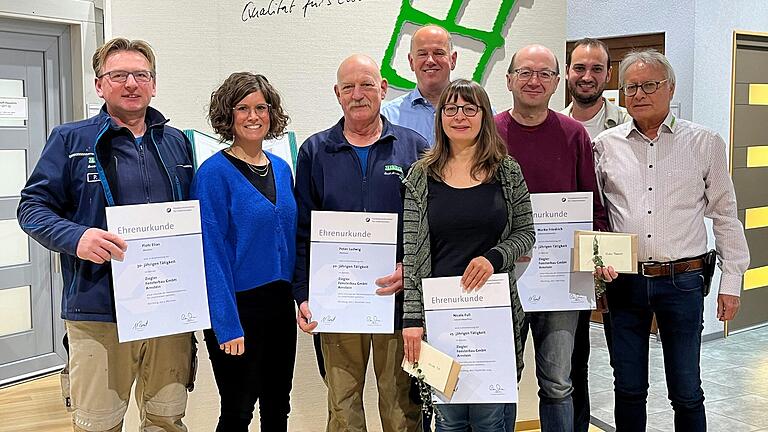 Auf dem Foto (von links): Peter Elias (30 Jahre), Anna-Laura Ziegler (Geschäftsführerin), Peter Ludwig (30 Jahre), Stefan Dotzel (Geschäftsführer), Nicole Full (25 Jahre), Marko Friedrich (25 Jahre), Lucas Ziegler (Geschäftsführer) und Burkard Ziegler (Geschäftsführer).