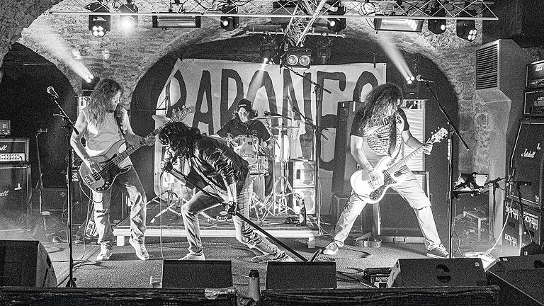 Die Schweinfurter 'Rabones' bei einem ihrer Auftritte im Würzburger B-Hof. Natürlich stillsicher im 'Ramones'-Look.