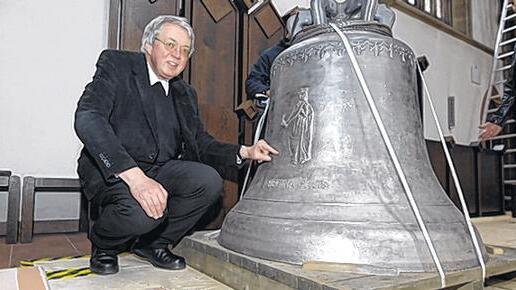 Neue Glocke: Generalvikar Hillenbrand freute sich sehr über das neue Geläut für &bdquo;seine&ldquo; Marienkapelle.
