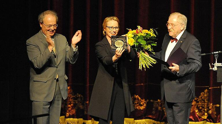 Ehrung: Ulrich Konrad, stellvertretender Vorsitzender des Theater- und Orchesterfördervereins, Ballettdirektorin Anna Vita (mit Julius-Graf-von-Soden-Medaille) und Bruno Forster, Vorsitzender des Fördervereins (von links).