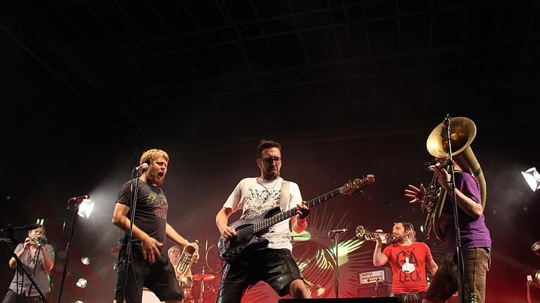 Blasmusik mit Groove und Einfallsreichtum: LaBrassBanda im Staatsbad Brückenau. Foto:Sebastian Schmitt       -  Blasmusik mit Groove und Einfallsreichtum: LaBrassBanda im Staatsbad Brückenau. Foto:Sebastian Schmitt