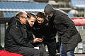 Fassunglos ob eines unberechgten Elfmeterpfiffs (v.li.): Teammanager Norbert Mahler, Vorstand Sport Sebastian Schuppan, Videoanalyst Philipp Eckart und Trainer Bernhard Trares (alle FC Würzburger Kickers) schauen sich den fragwürdigen Elfmeter auf einem Smartphone an.