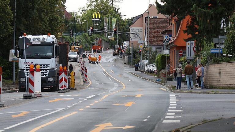So leer sieht man die B 8 sonst nie: Die Straße war in Kitzingen Wochenende zwischen McDonalds und Shell-Tankstelle gesperrt. Am letzten Ferienwochenende passiert das erneut. So leer sieht man die B 8 sonst nie: Die Straße war in Kitzingen Wochenende zwischen McDonalds und Shell-Tankstelle gesperrt. Am letzten Ferienwochenende passiert das erneut.