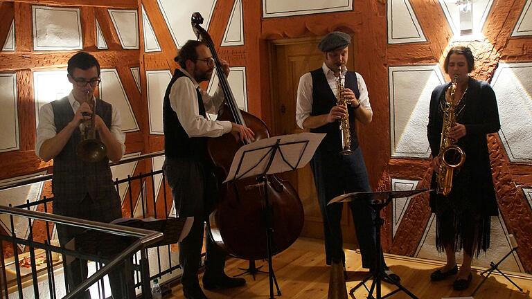 Die 'No Nonsense Band' trat im Historischen Rathaus in Retzbach auf. Die 'No Nonsense Band' trat im Historischen Rathaus in Retzbach auf.
