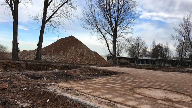 Auf diesem Grundstück im neuen Stadtteil Bellevue entstehen Mehrfamilienhäuser. Die bis zu 90 Jahre alten Bäume im Hintergrund sind aber zu nah an der geplanten Tiefgarage. Der Bauausschuss erteilte eine Ausnahmegenehmigung, dass sie gefällt werden dürfen. Auf diesem Grundstück im neuen Stadtteil Bellevue entstehen Mehrfamilienhäuser. Die bis zu 90 Jahre alten Bäume im Hintergrund sind aber zu nah an der geplanten Tiefgarage. Der Bauausschuss erteilte eine Ausnahmegenehmigung, dass sie gefällt werden dürfen.