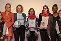 Petra (Mitte) und Hanna Flockerzi (Dritte von rechts) vom TSV Prosselsheim mit den Moderatorinnen der Lotte-Gala, Nele Schenker (Zweite von links) und Shary Reeves (Zweite von rechts) sowie Jugendspielerinnen des SC Würzburg und einer Mitarbeiterin der Firma 'Personal Hofmann' aus Nürnberg.