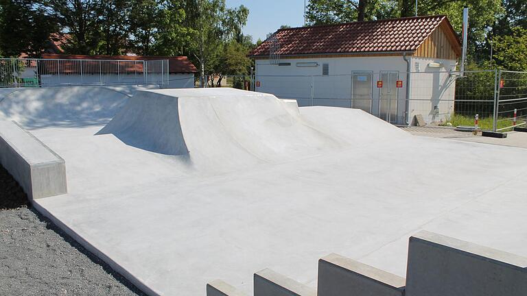 Zum Freizeitpark Süd gehört auch dieser Bereich für Skater mit verschiedenen Rampen. Zum Freizeitpark Süd gehört auch dieser Bereich für Skater mit verschiedenen Rampen.